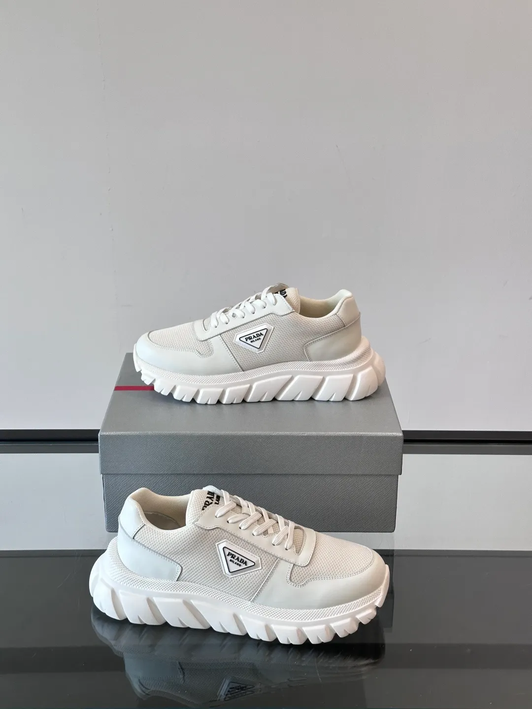 p440 "PRAD＊" men's new soft leather casual sneakers. This sneaker is made of Napa cowhide. The leather is soft and delicate, with a natural texture, which improves breathability. The rubber triangle logo on the outside embellishes the shoe body. The tongue and heel are decorated with brand letter logo details. Ultra-lightweight 6cm concave and convex rubber thick sole with PRADA letter logo on the side and cowhide lining. It feels comfortable on the foot and is exquisite and versatile! Size: 38-44 (45.46 customized)